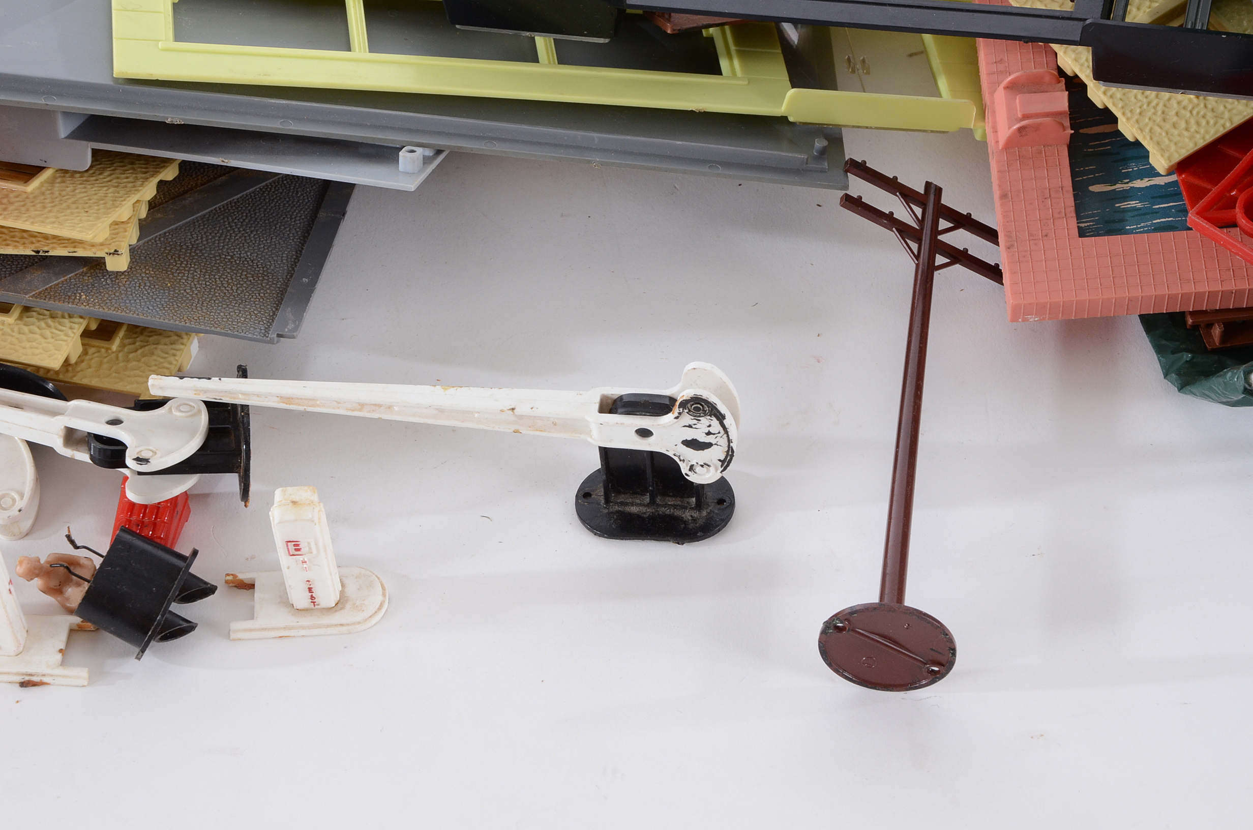 Grouping of O Gauge Plasticville Scenery Models