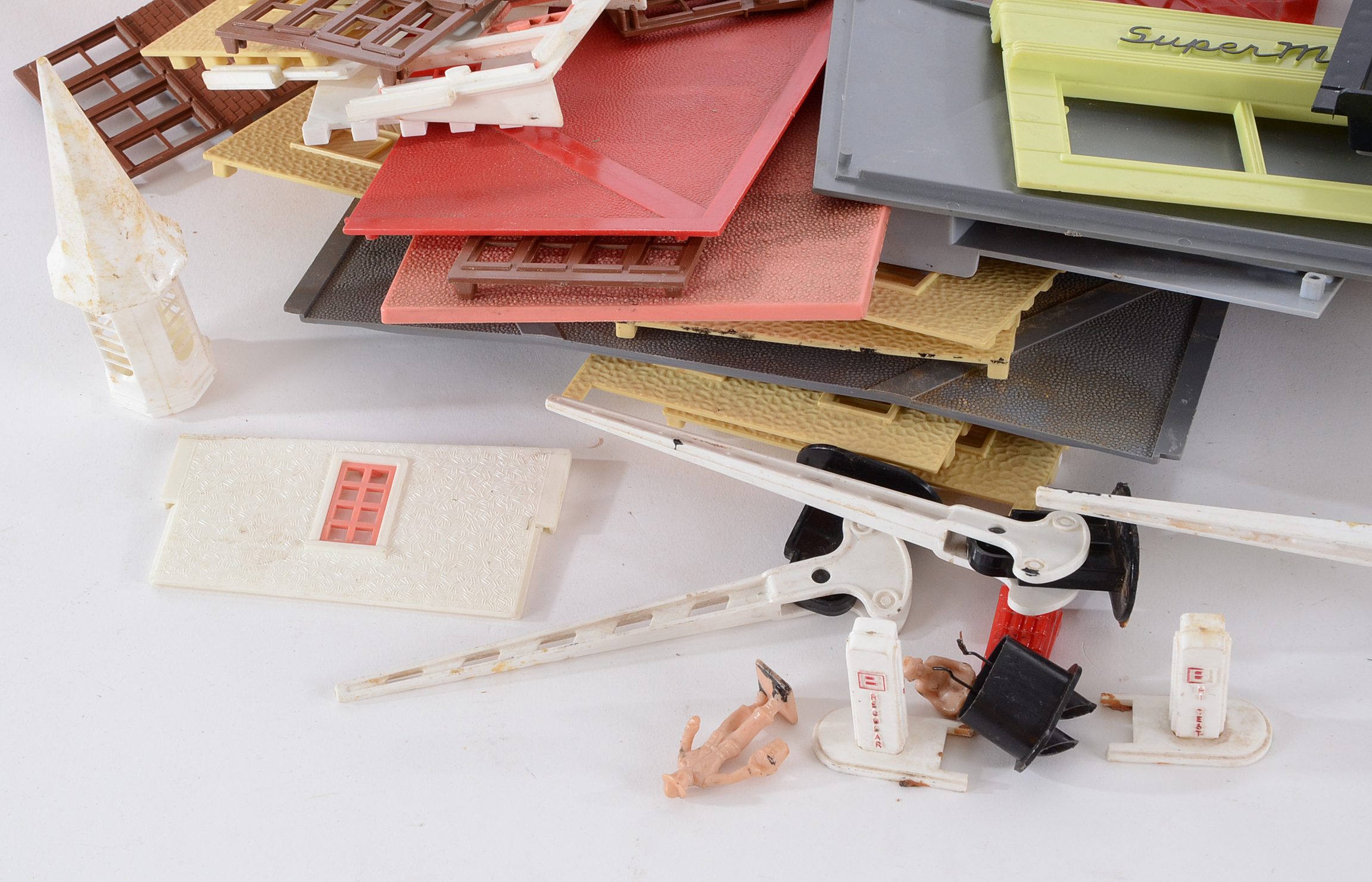 Grouping of O Gauge Plasticville Scenery Models