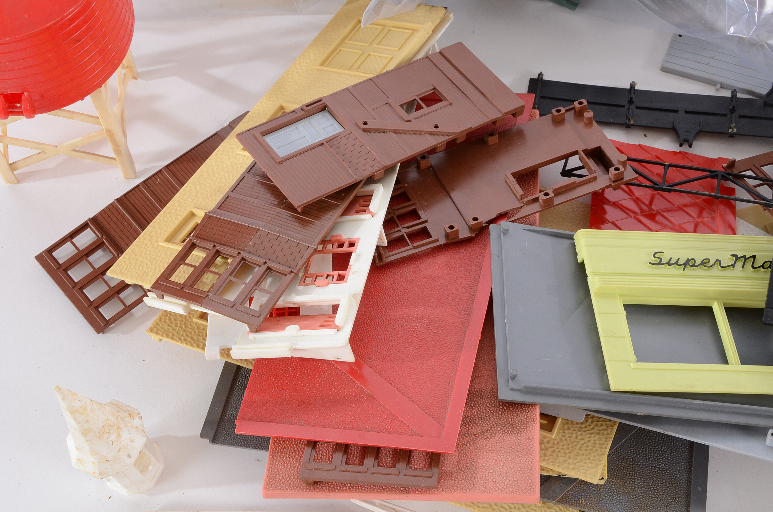 Grouping of O Gauge Plasticville Scenery Models