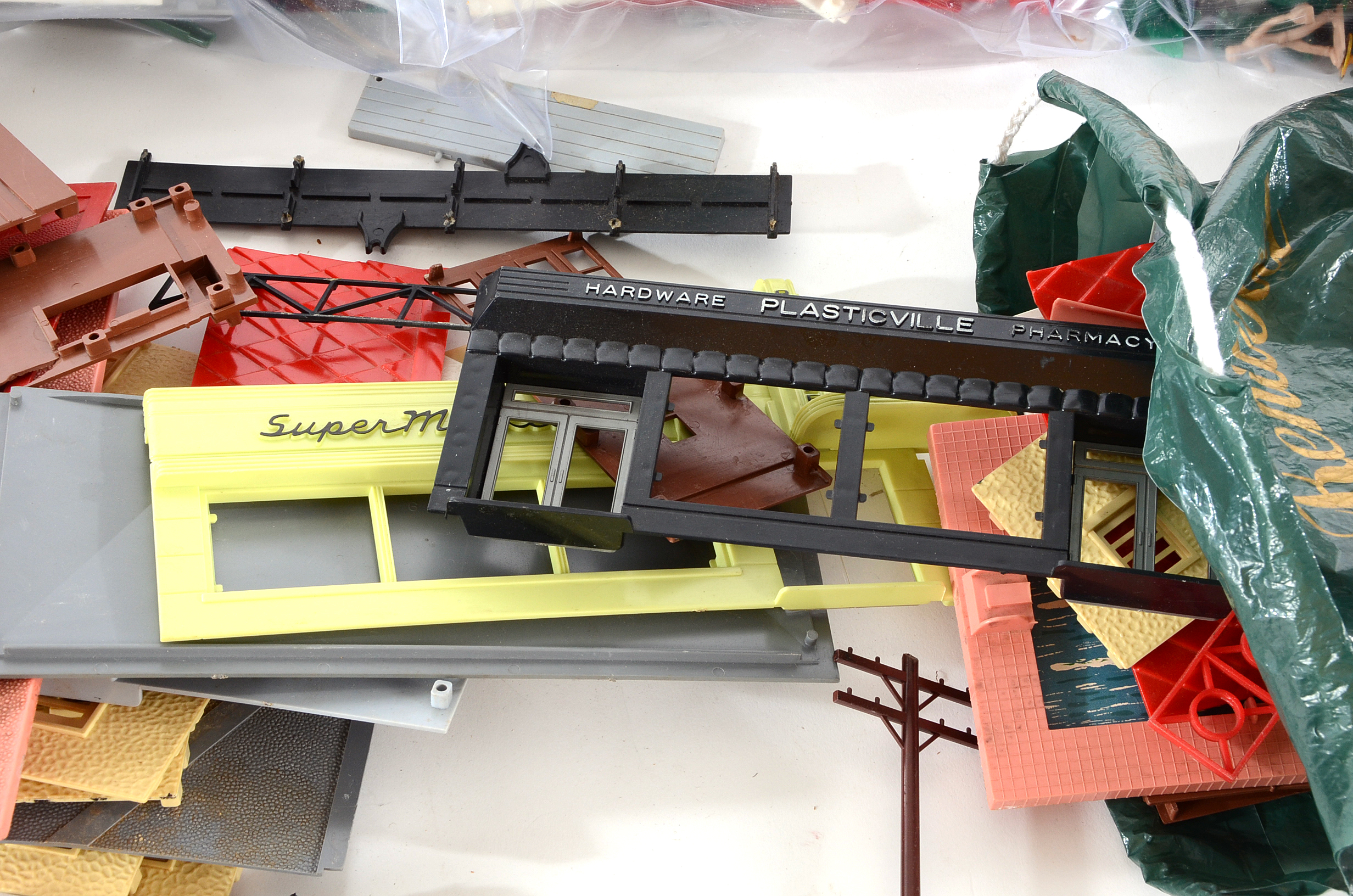 Grouping of O Gauge Plasticville Scenery Models