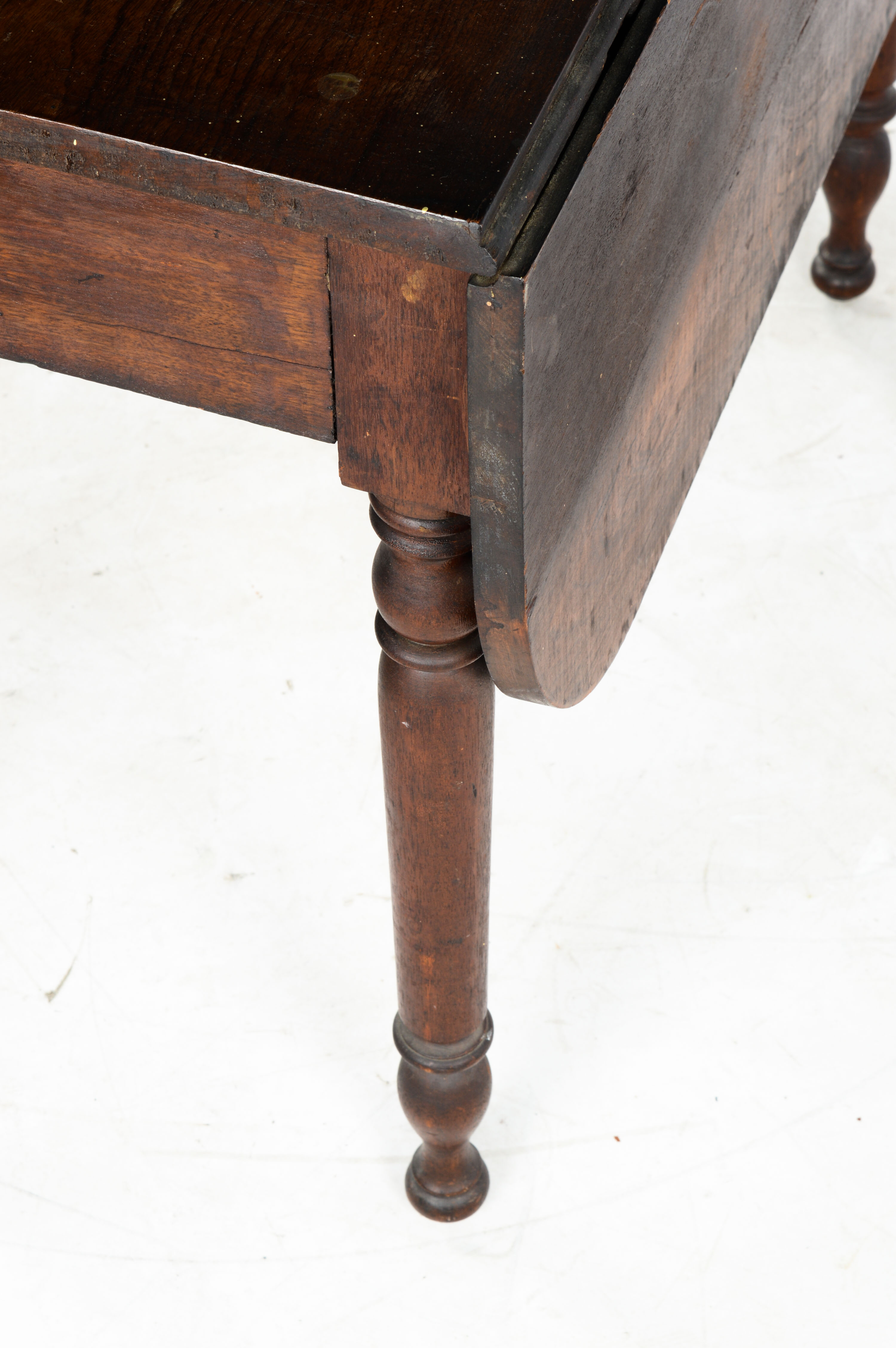 Antique Sheraton Style Drop-Leaf Table in Walnut