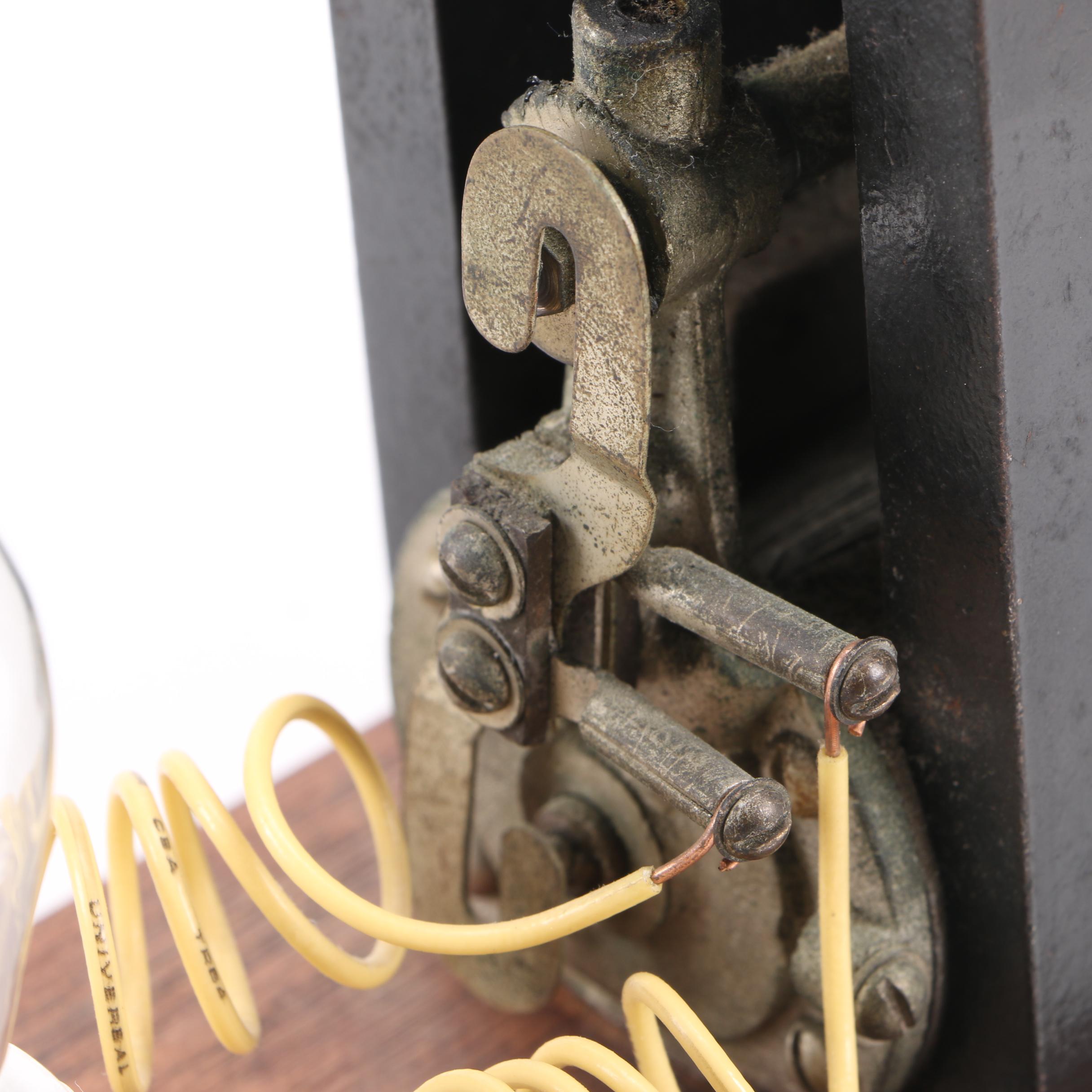 Hand Crank Light Bulb Generator