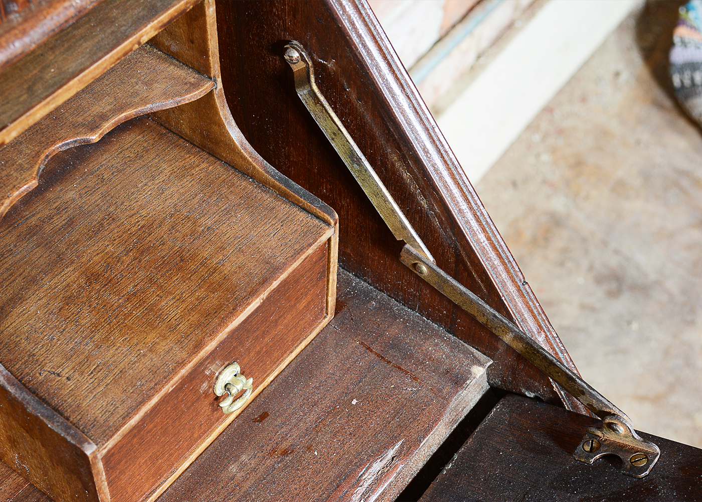Early 20th Century Colonial Manufacturing Co. Mahogany Secretary Desk
