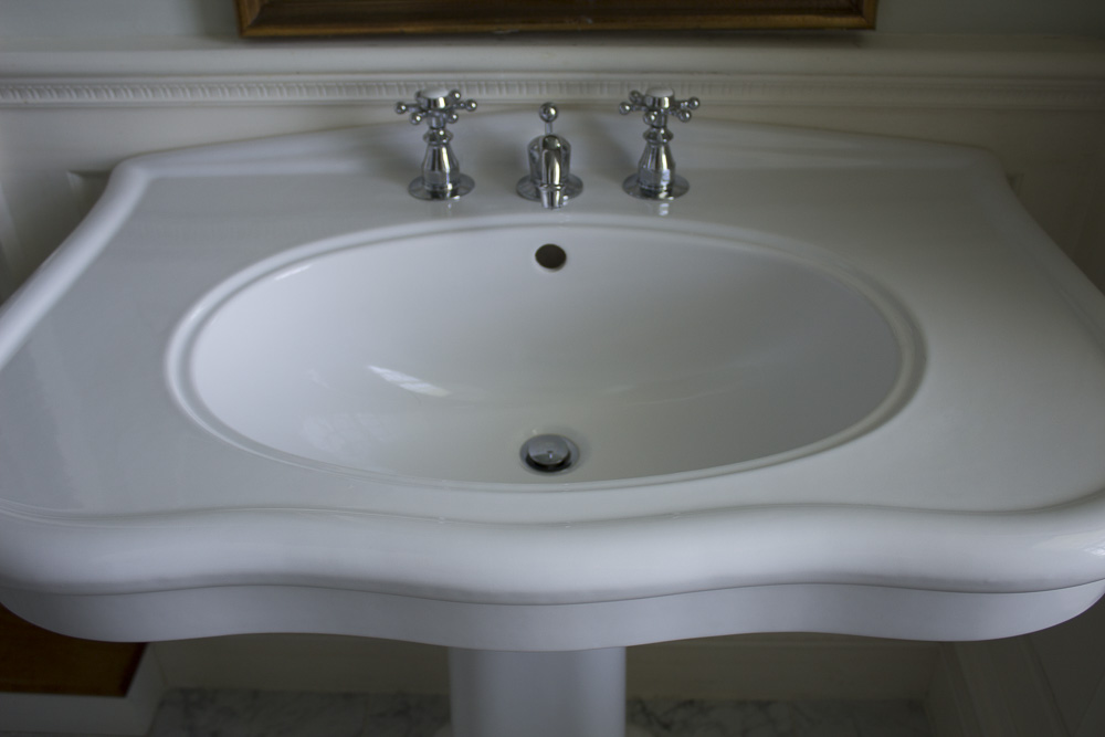 Saint Thomas White Ceramic Pedestal Sink