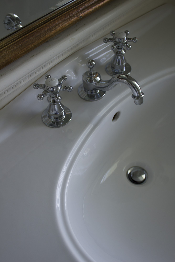 Saint Thomas White Ceramic Pedestal Sink