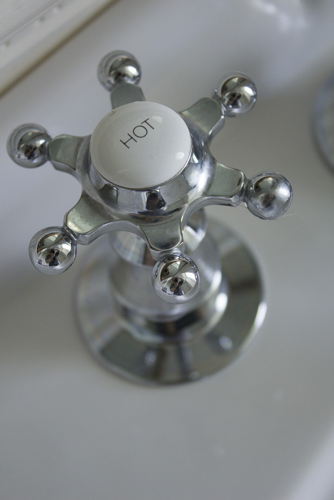 Saint Thomas White Ceramic Pedestal Sink