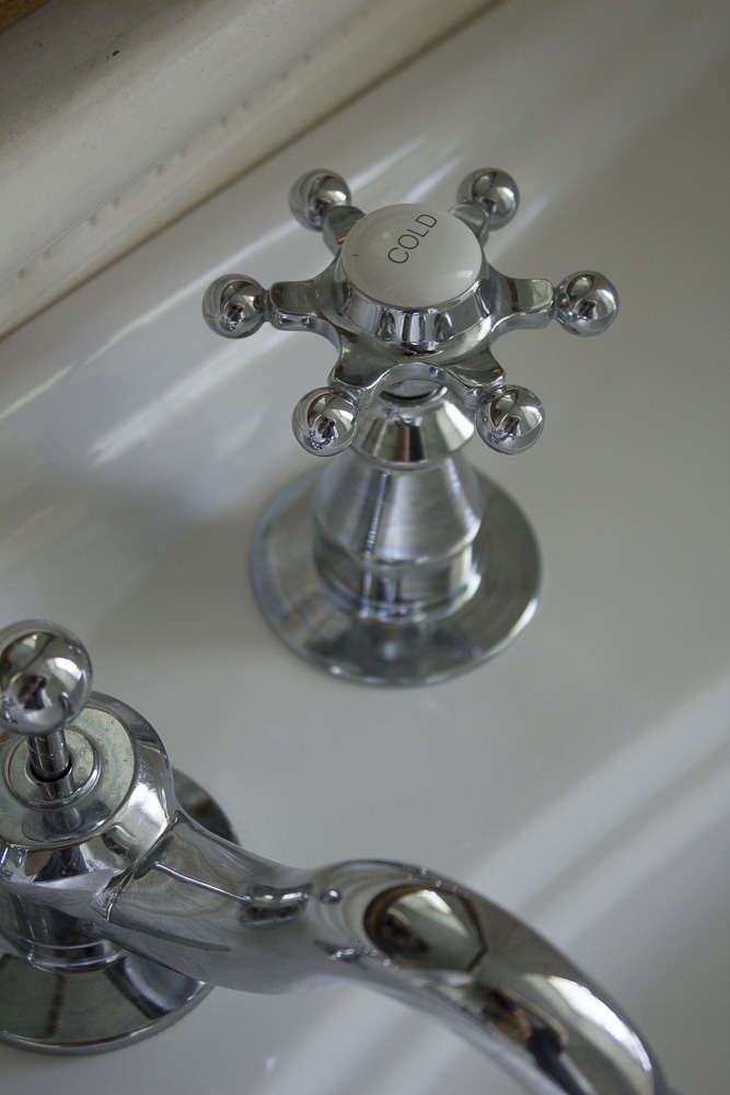 Saint Thomas White Ceramic Pedestal Sink