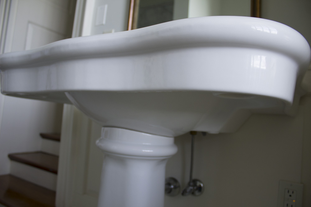 Saint Thomas White Ceramic Pedestal Sink