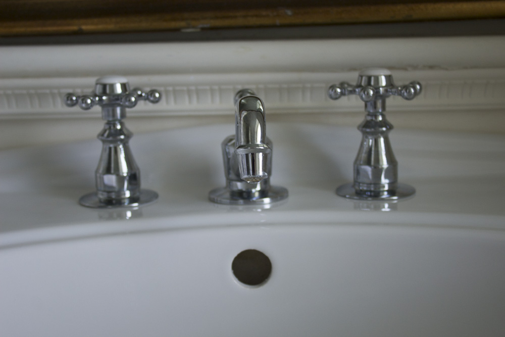 Saint Thomas White Ceramic Pedestal Sink