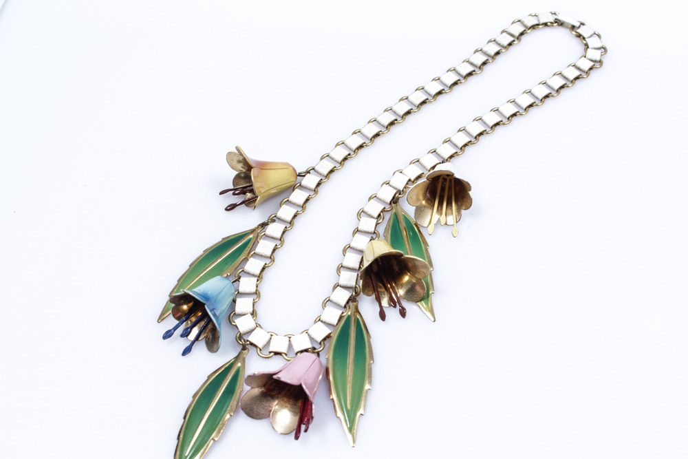 Floral Necklace With Brooch