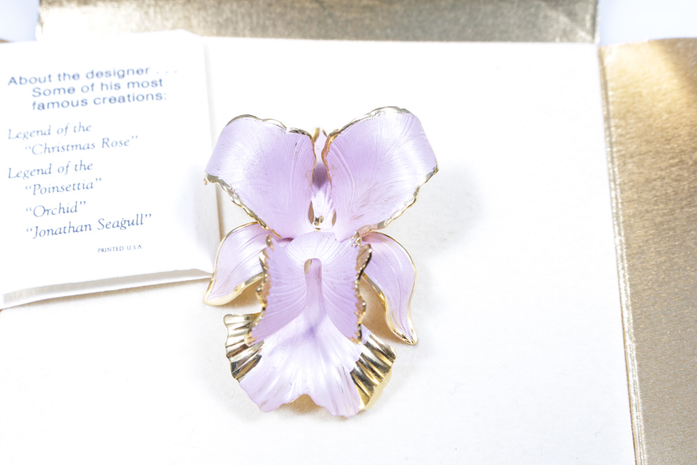 Floral Necklace With Brooch