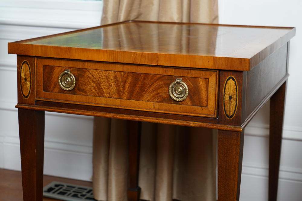 Vintage Hepplewhite Style Mahogany End Table by Hekman
