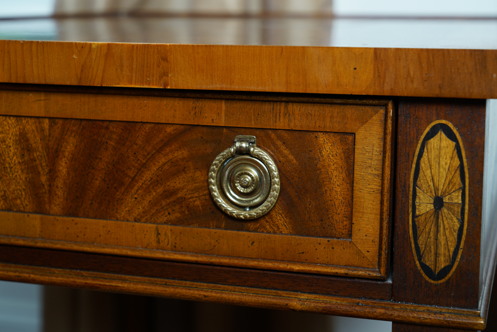 Vintage Hepplewhite Style Mahogany End Table by Hekman