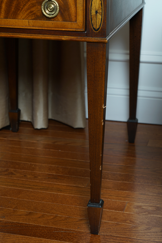 Vintage Hepplewhite Style Mahogany End Table by Hekman