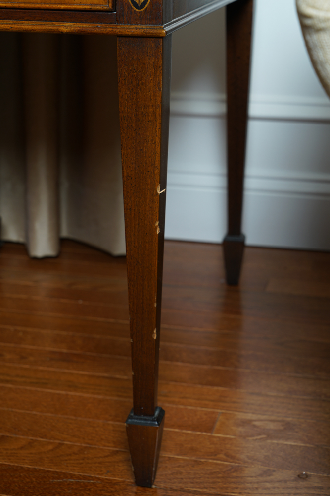 Vintage Hepplewhite Style Mahogany End Table by Hekman
