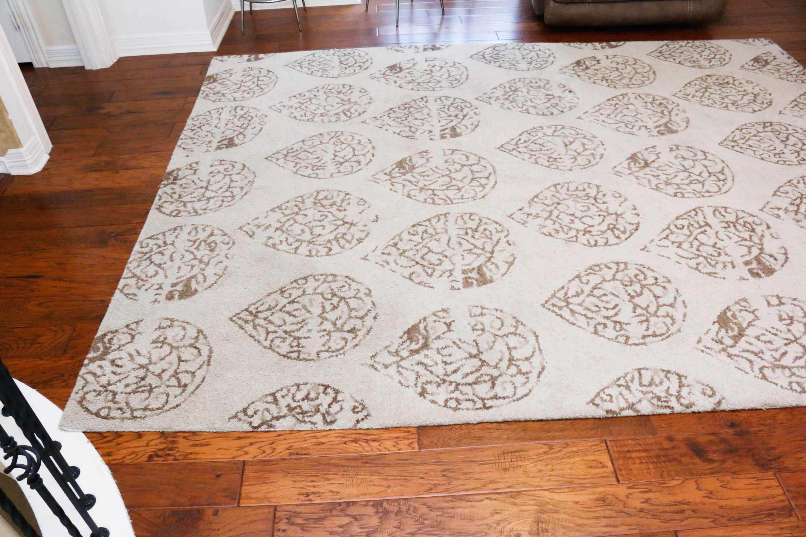 Large Pottery Barn "Teardrop Medallion" Wool Area Rug