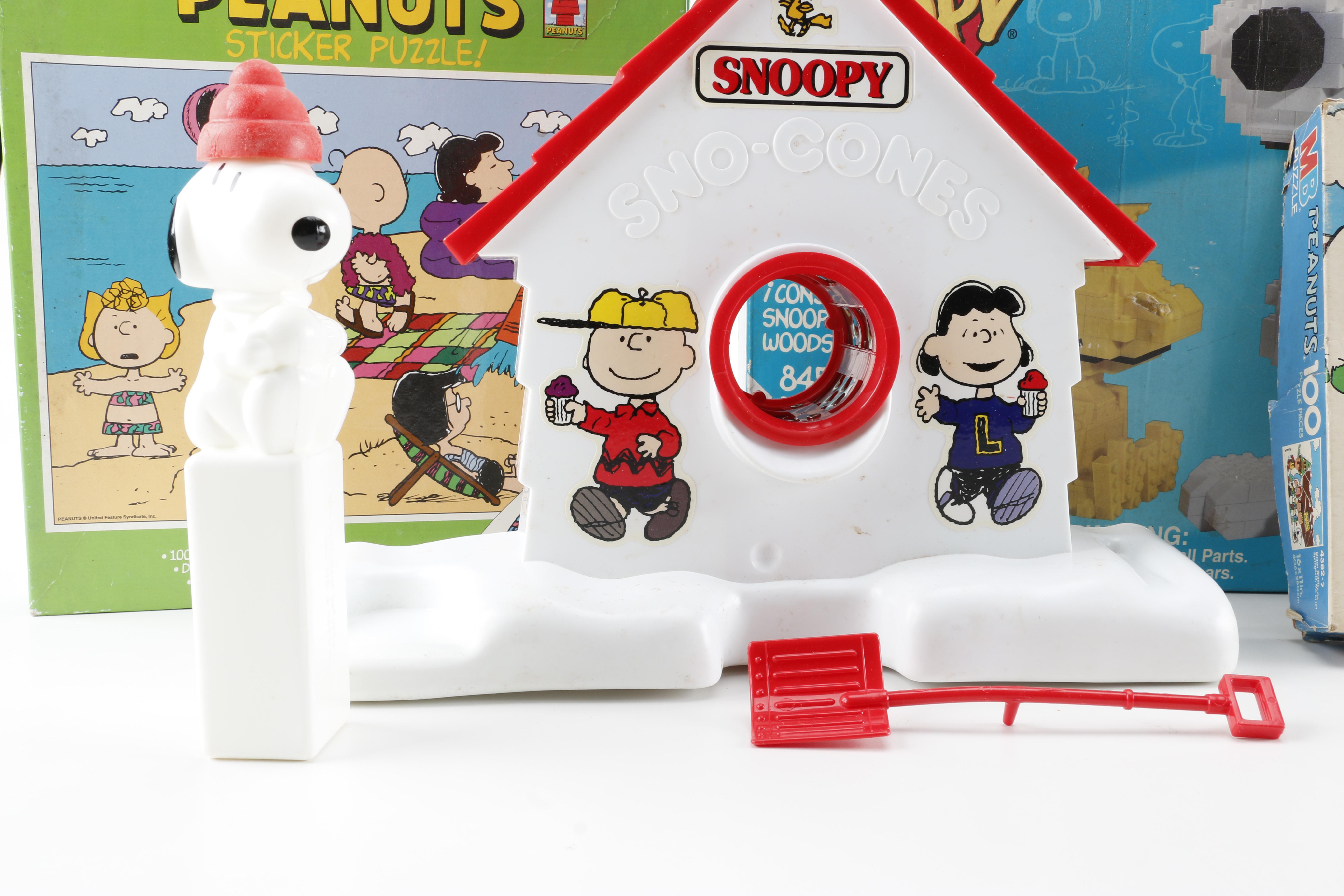Peanuts Merchandise Including Sno-Cone Machine and Mega Bloks