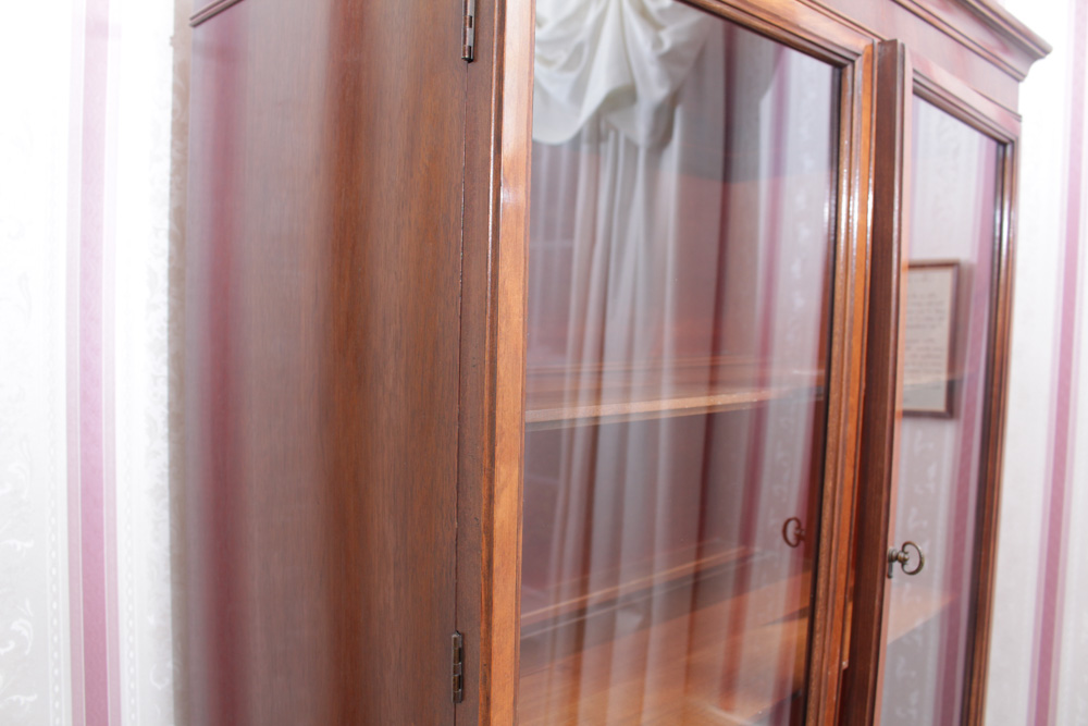 Vintage Hepplewhite Wooden China Cabinet