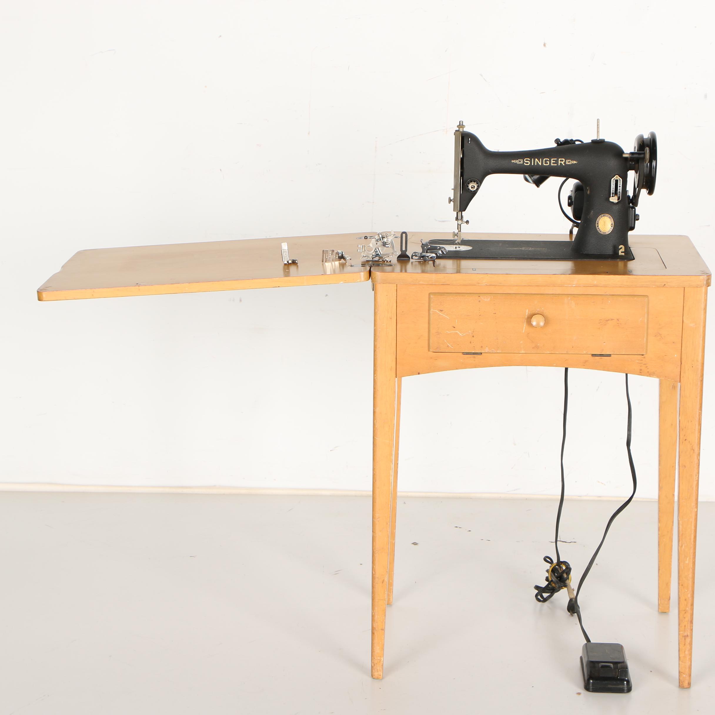 Vintage Singer Sewing Machine With Table