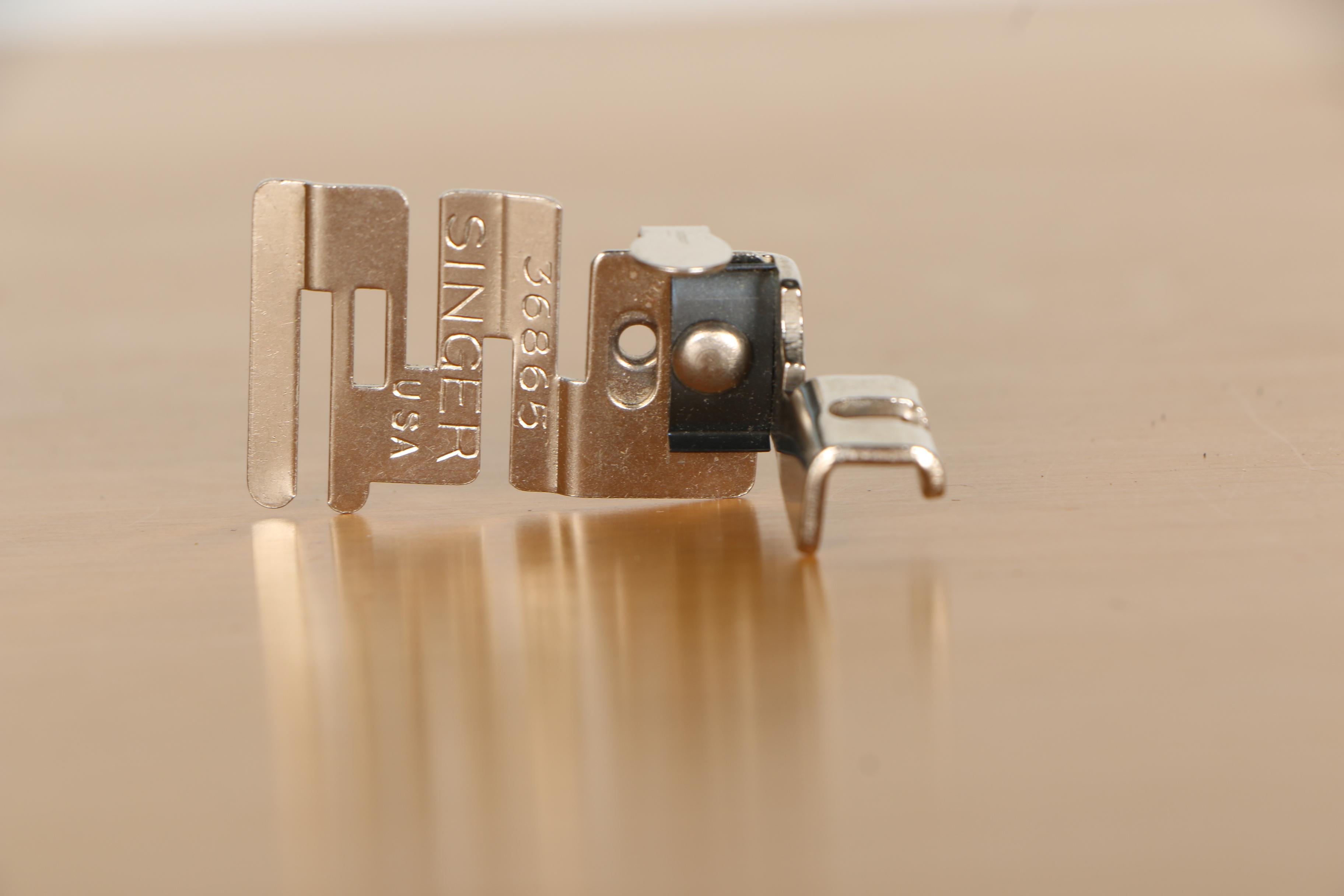 Vintage Singer Sewing Machine With Table