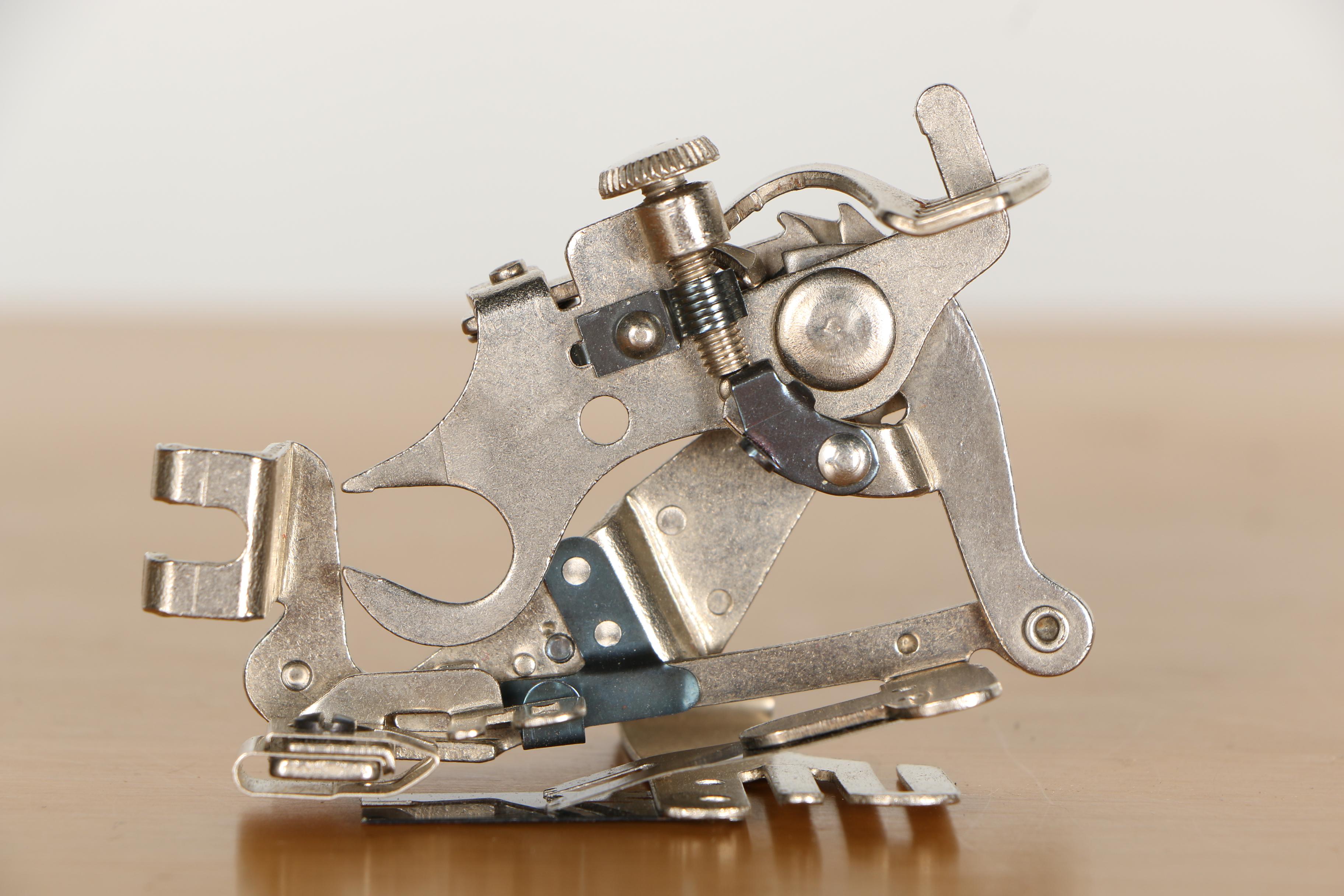 Vintage Singer Sewing Machine With Table