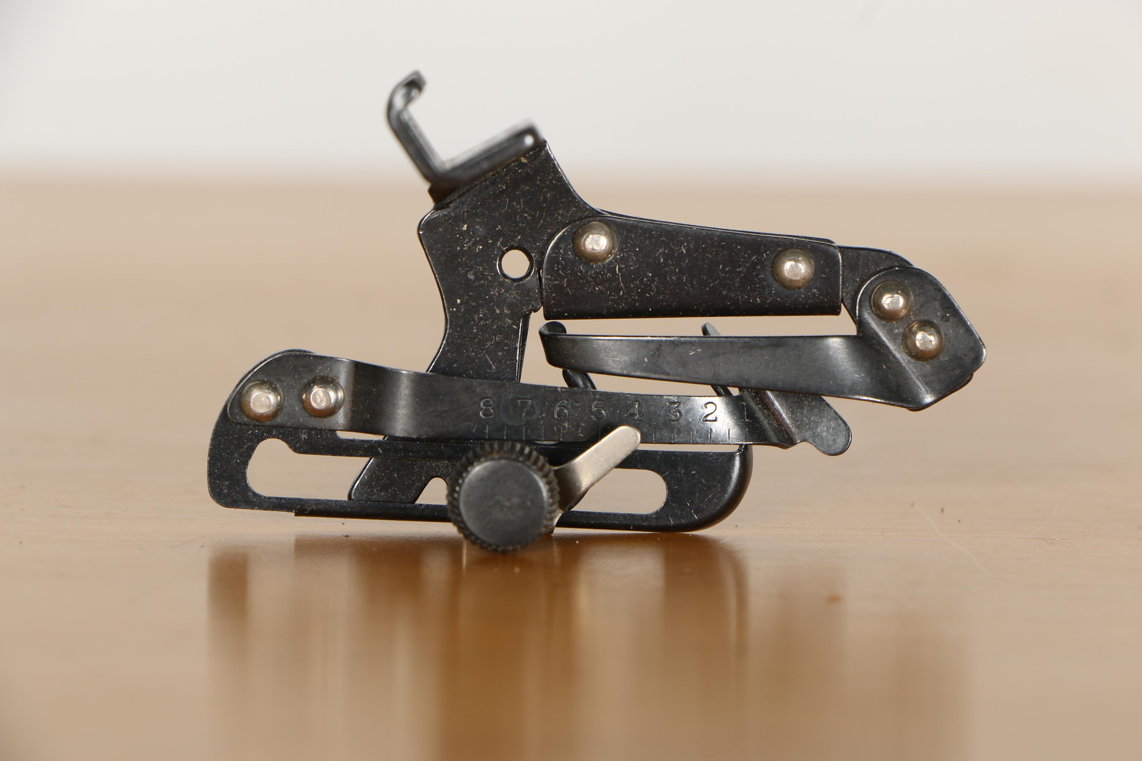 Vintage Singer Sewing Machine With Table