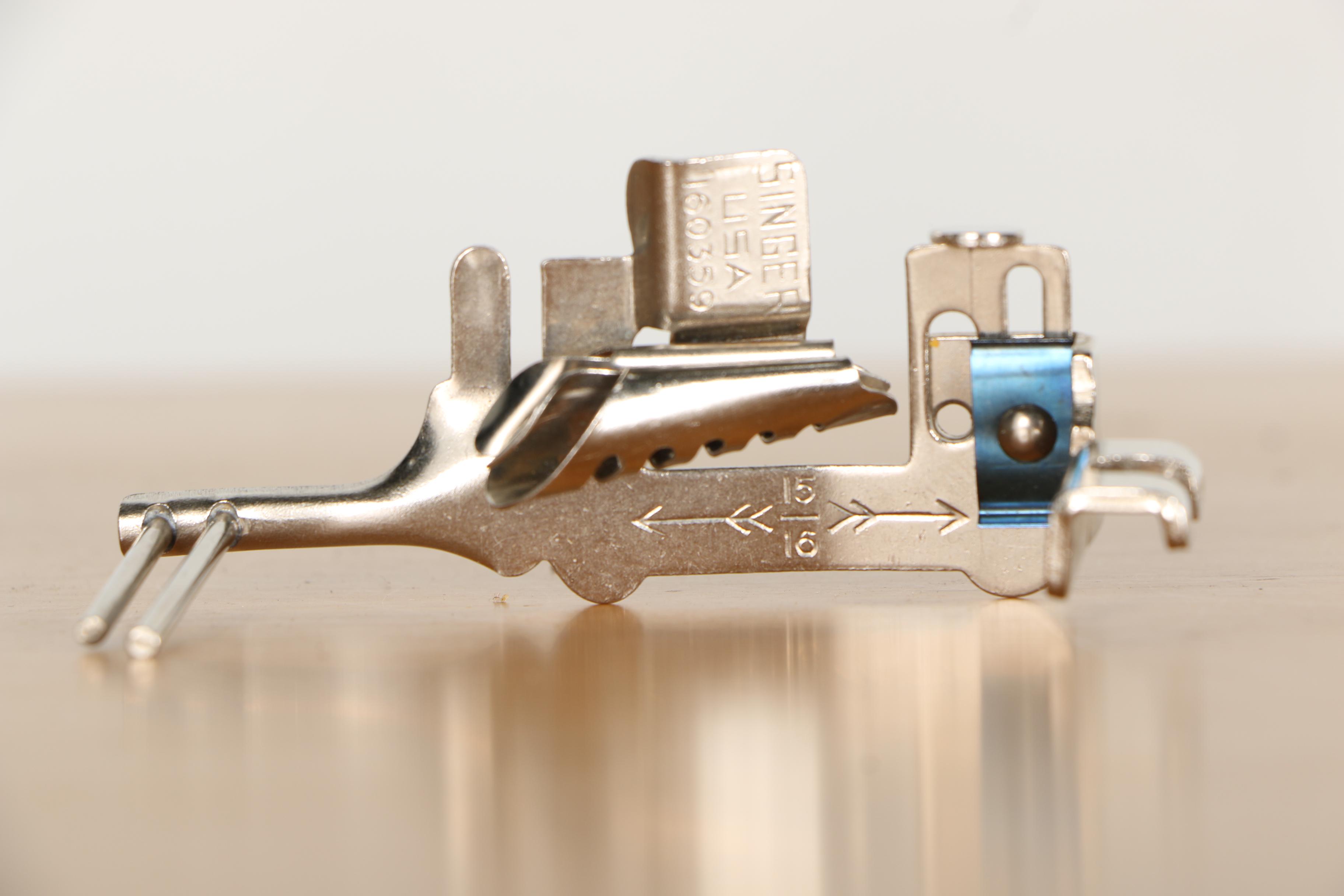 Vintage Singer Sewing Machine With Table