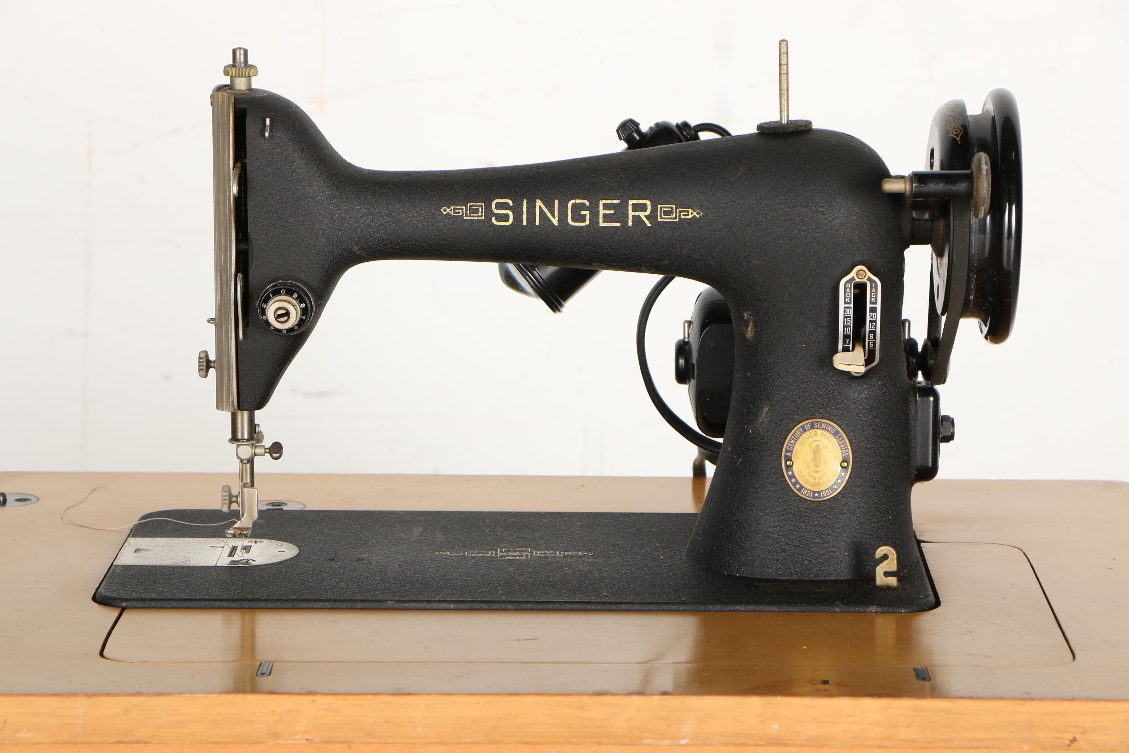 Vintage Singer Sewing Machine With Table