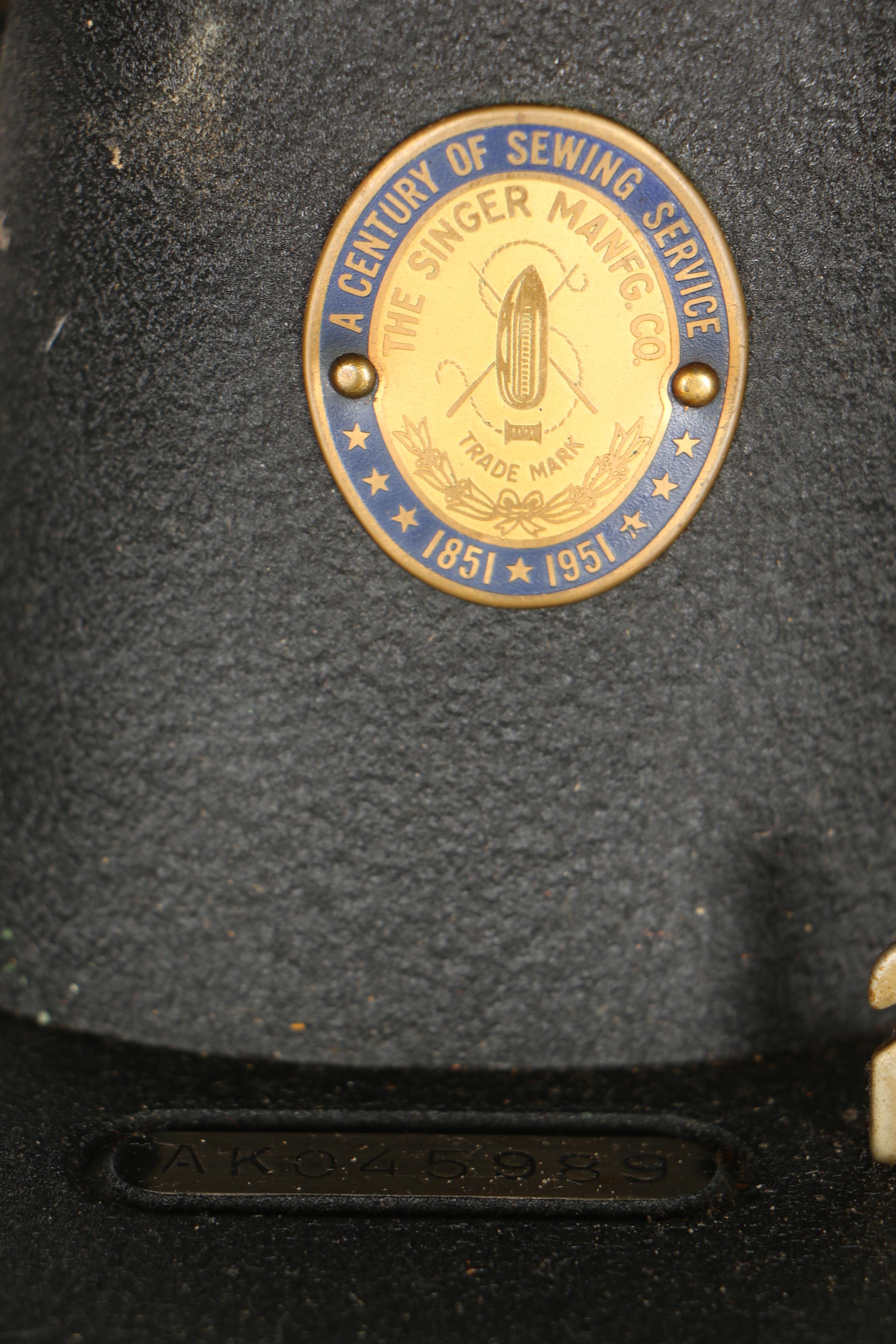 Vintage Singer Sewing Machine With Table