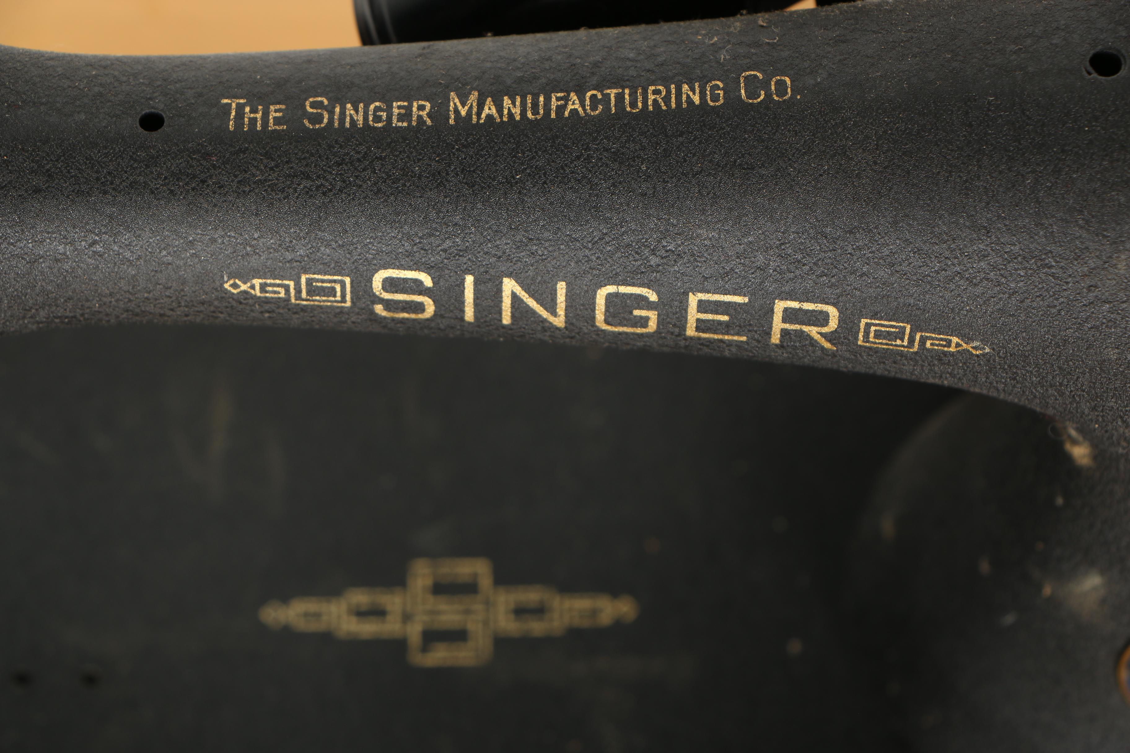 Vintage Singer Sewing Machine With Table