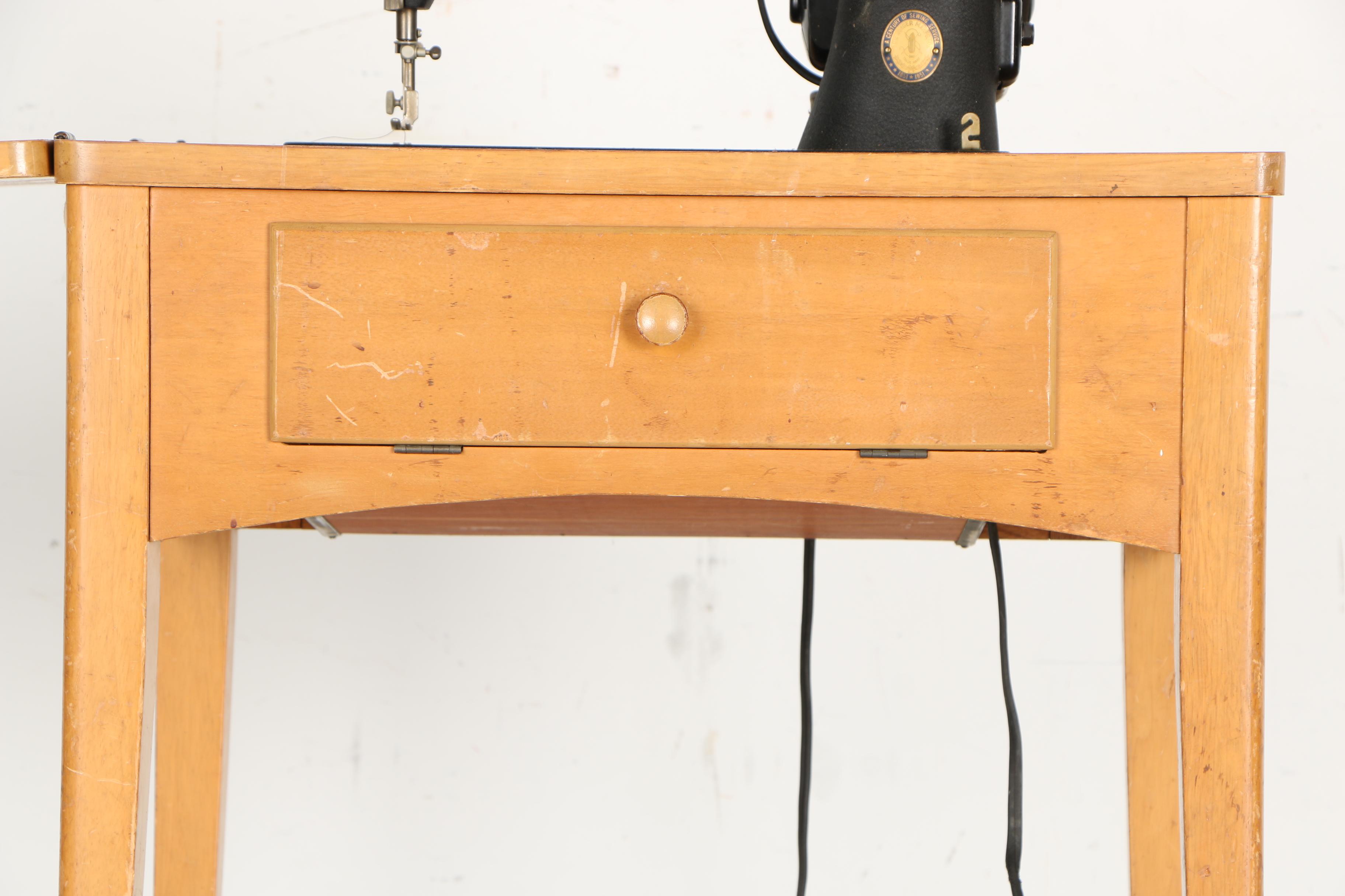 Vintage Singer Sewing Machine With Table