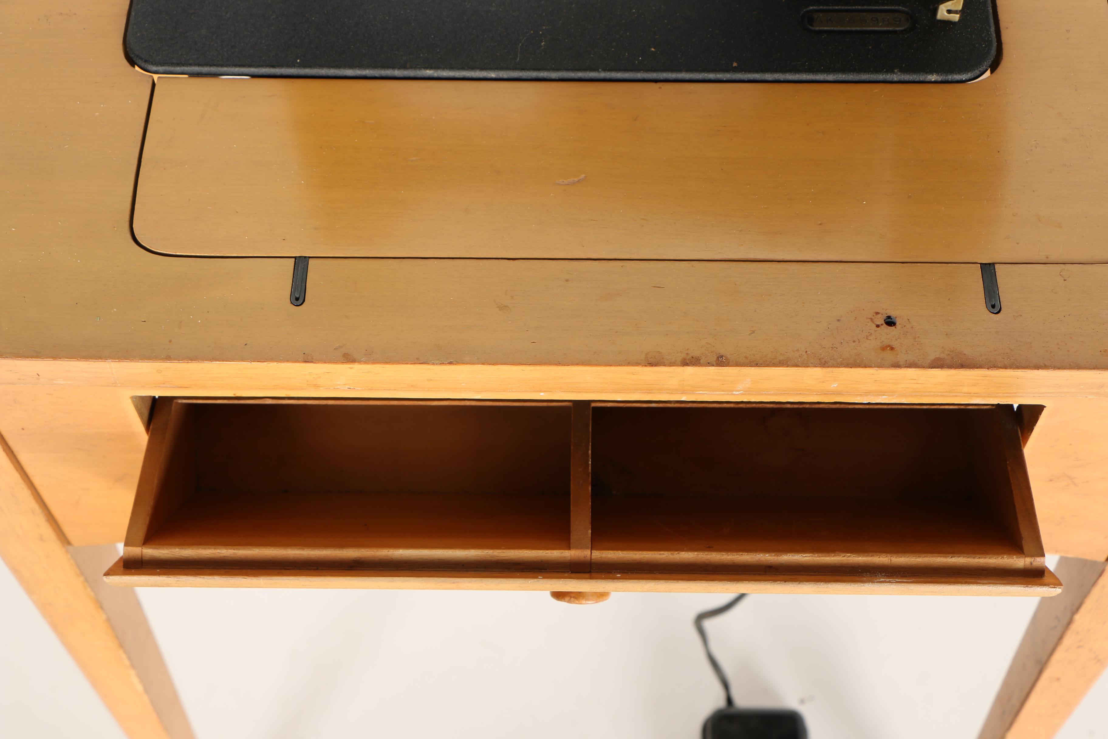 Vintage Singer Sewing Machine With Table