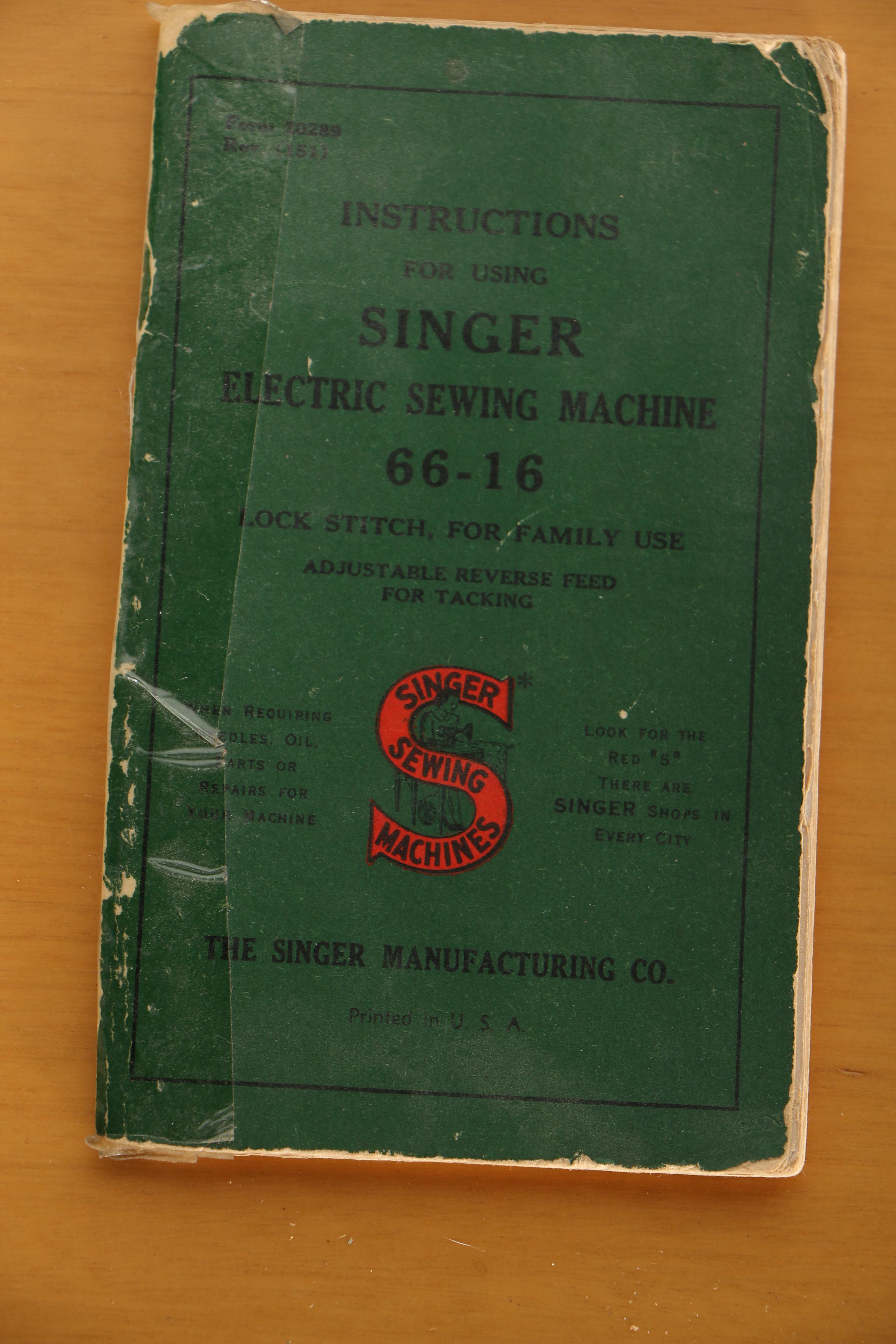 Vintage Singer Sewing Machine With Table