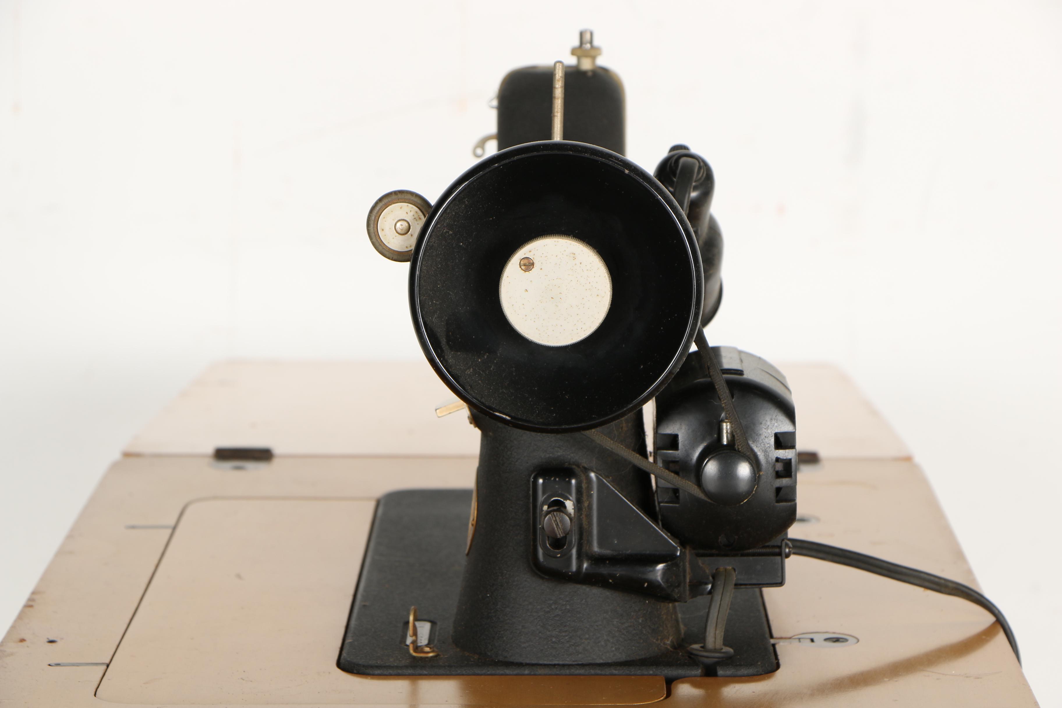 Vintage Singer Sewing Machine With Table