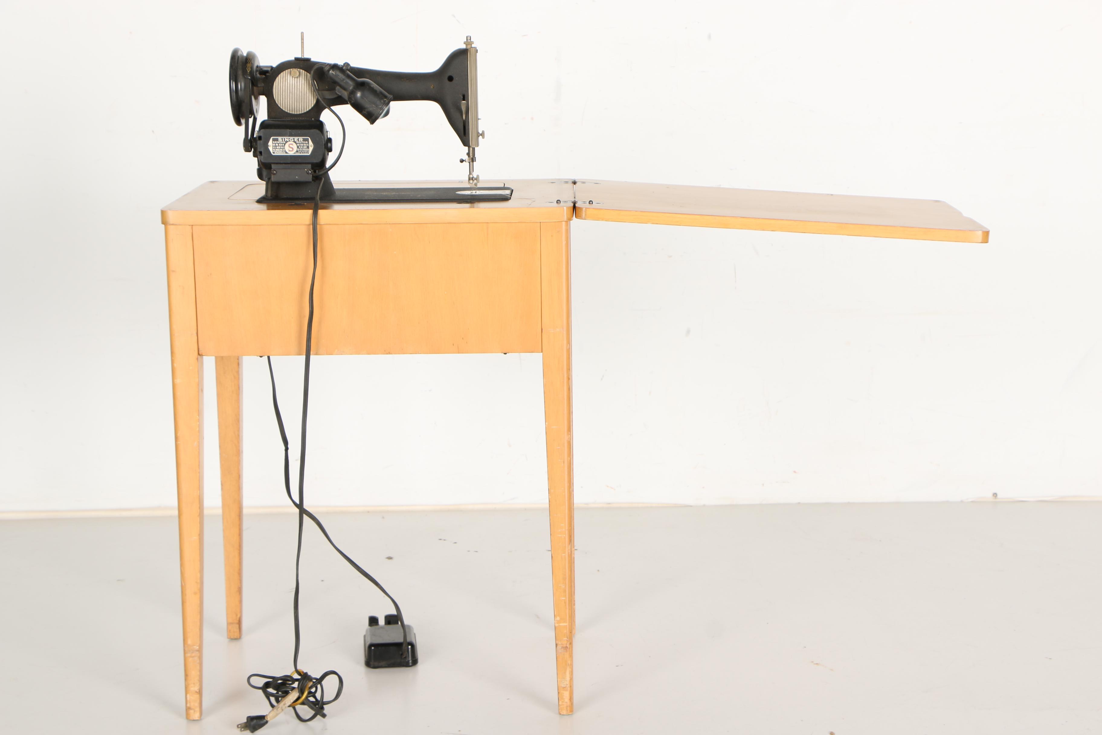 Vintage Singer Sewing Machine With Table