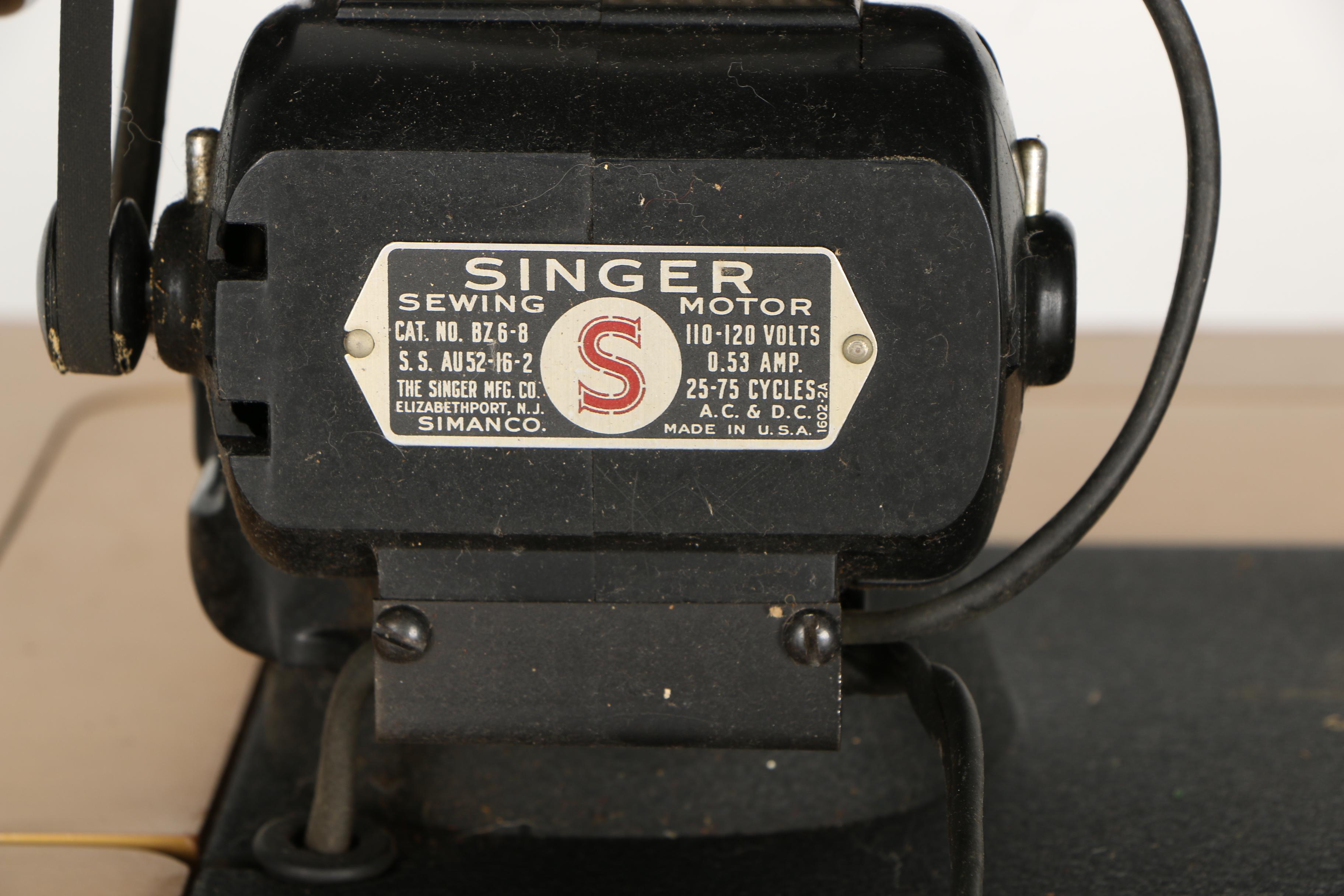 Vintage Singer Sewing Machine With Table