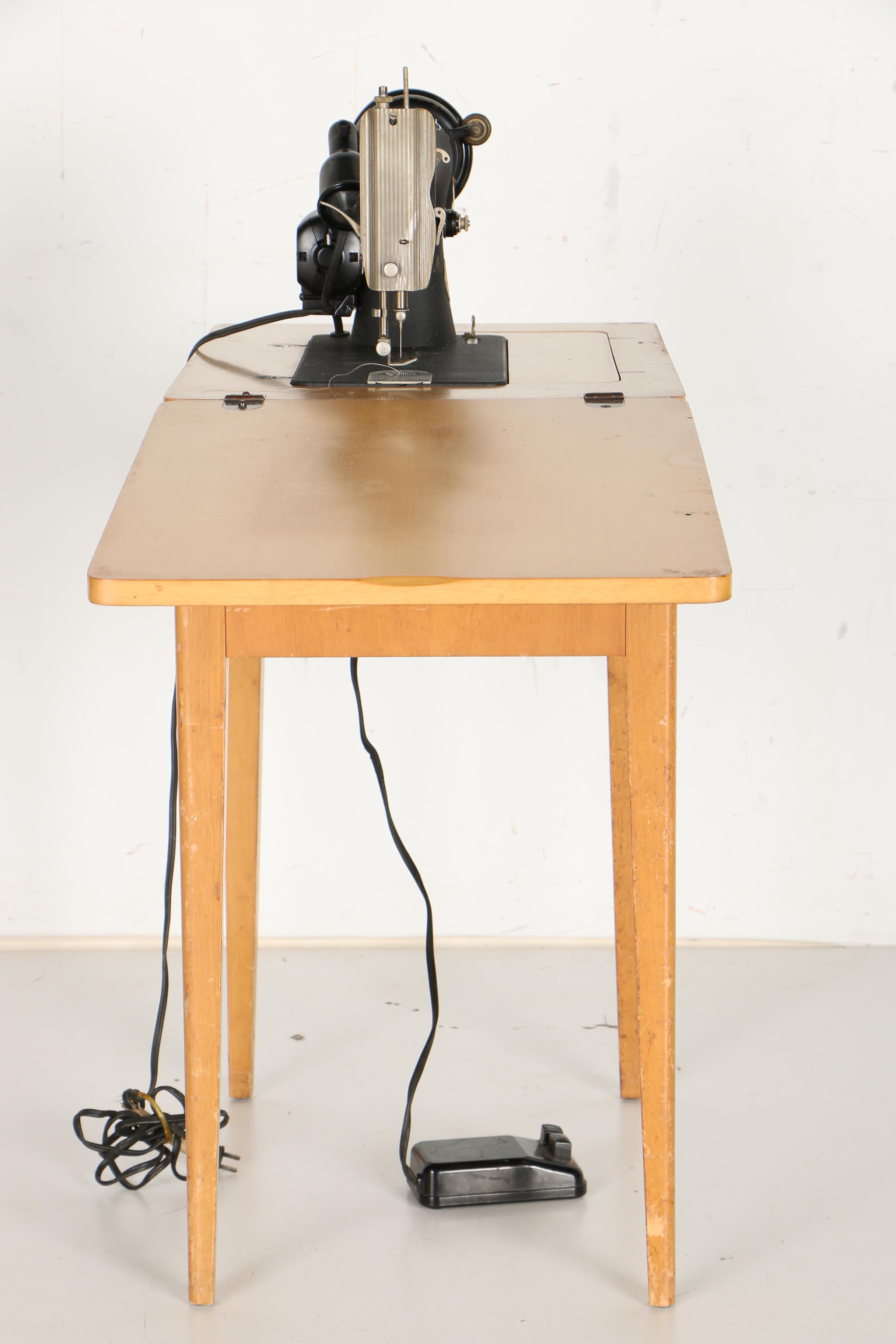 Vintage Singer Sewing Machine With Table