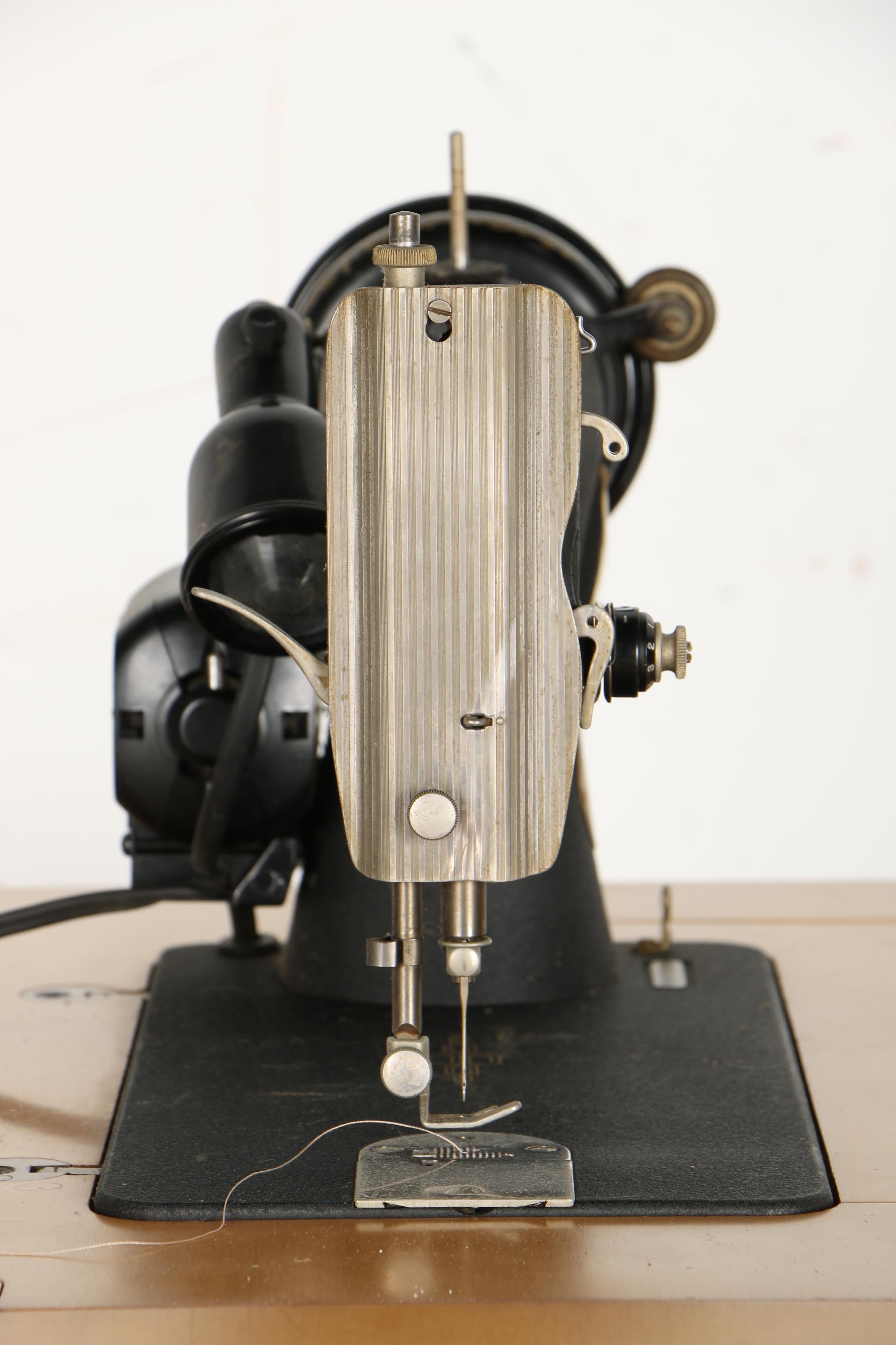 Vintage Singer Sewing Machine With Table