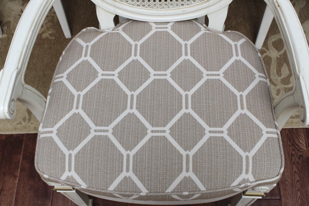 Midcentury Thomasville Provincial Dining Table With Cane Back Chairs