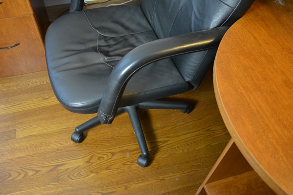 Sauder Computer Desk With Right Peninsula and Desk Chair