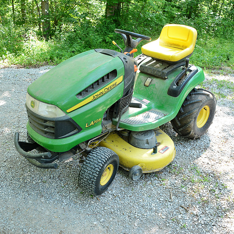John Deere LA 105 Riding Lawn Mower