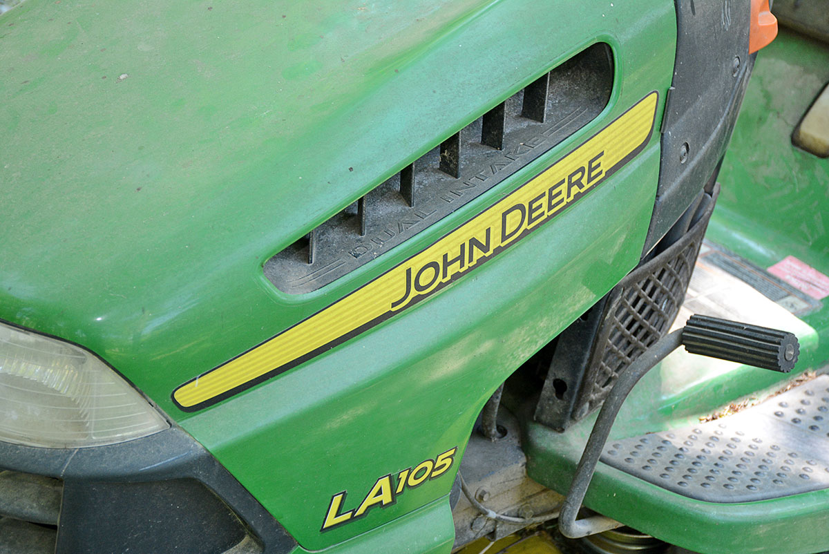 John Deere LA 105 Riding Lawn Mower