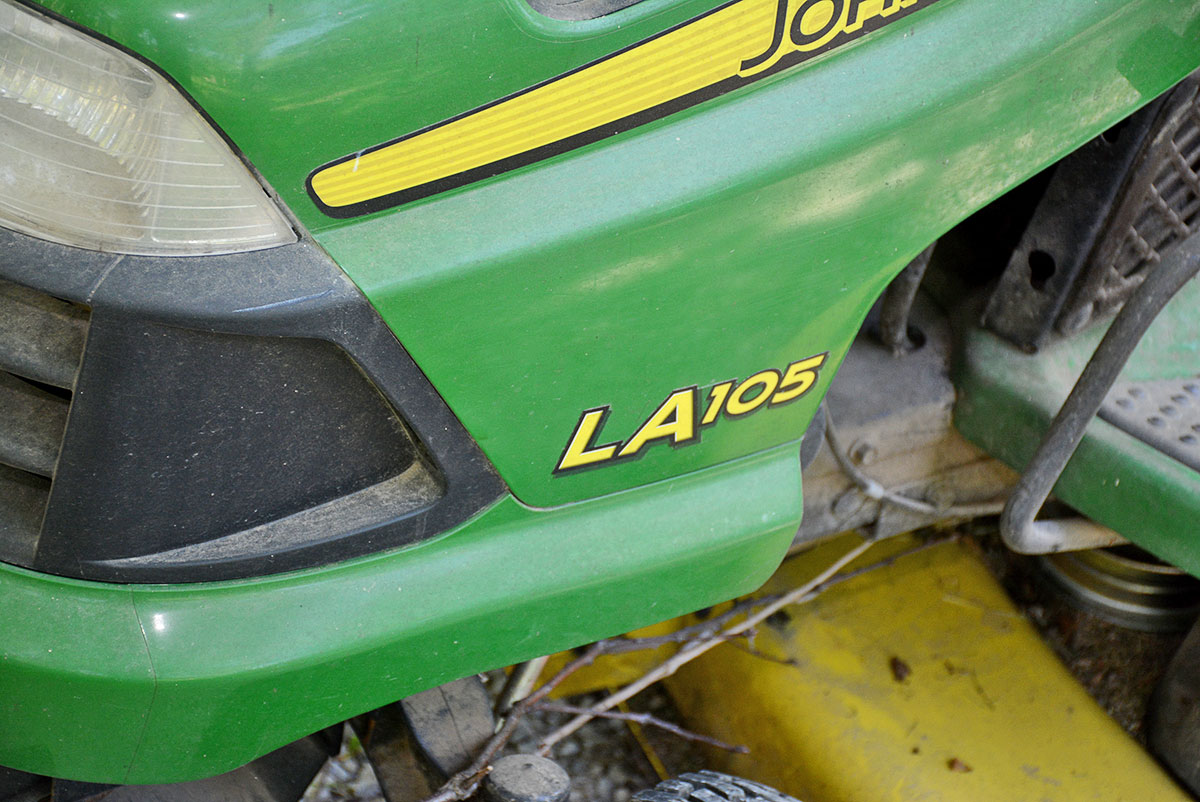 John Deere LA 105 Riding Lawn Mower