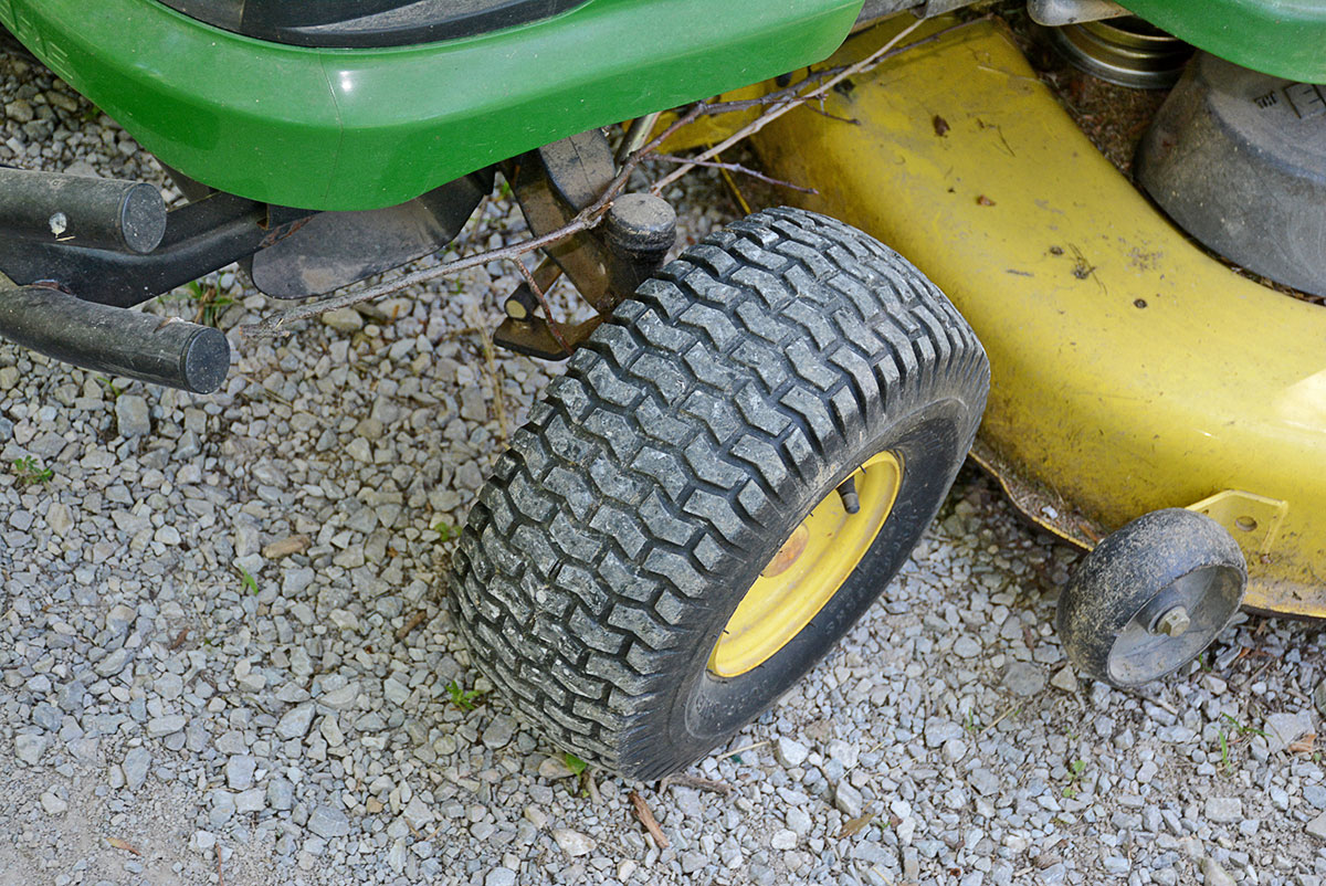 John Deere LA 105 Riding Lawn Mower