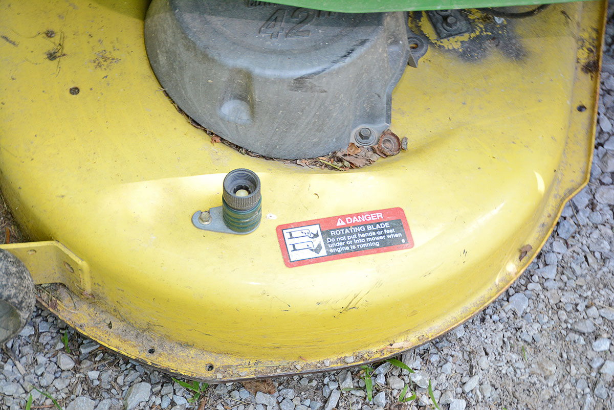 John Deere LA 105 Riding Lawn Mower