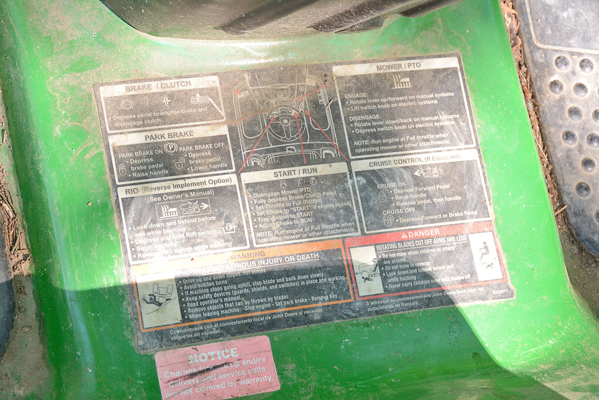 John Deere LA 105 Riding Lawn Mower