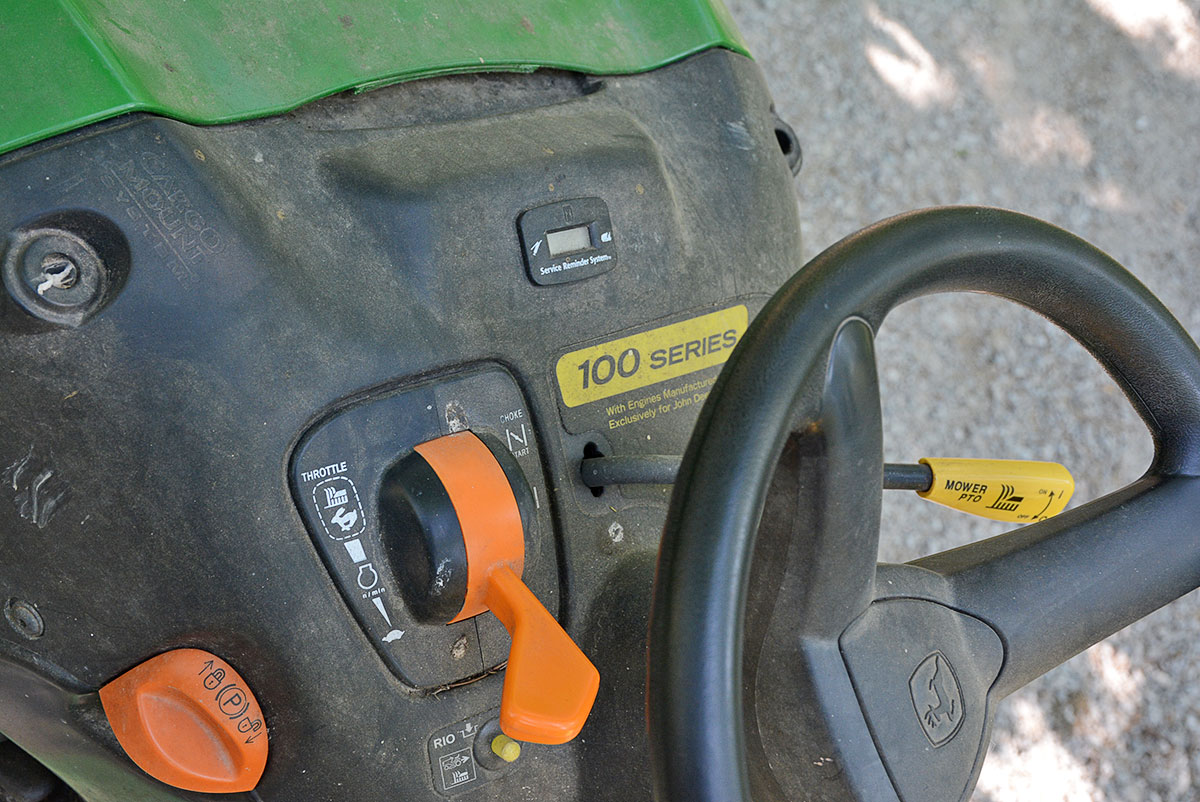 John Deere LA 105 Riding Lawn Mower