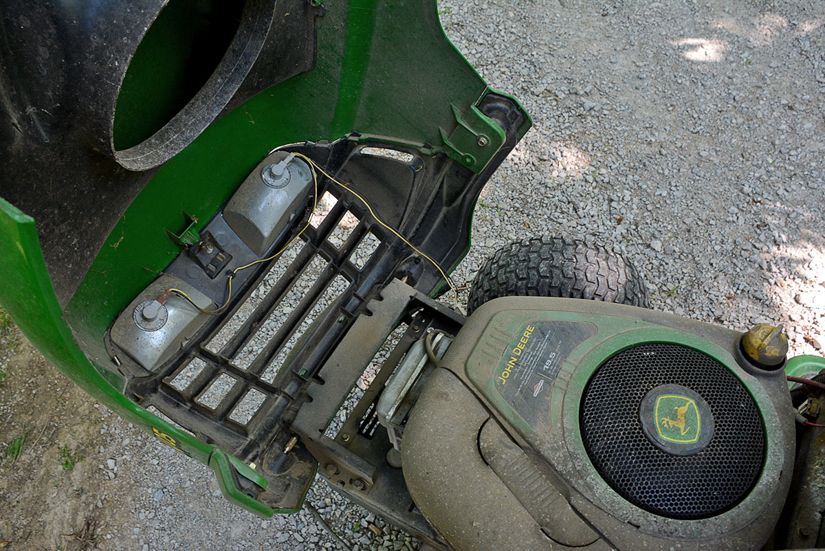 John Deere LA 105 Riding Lawn Mower