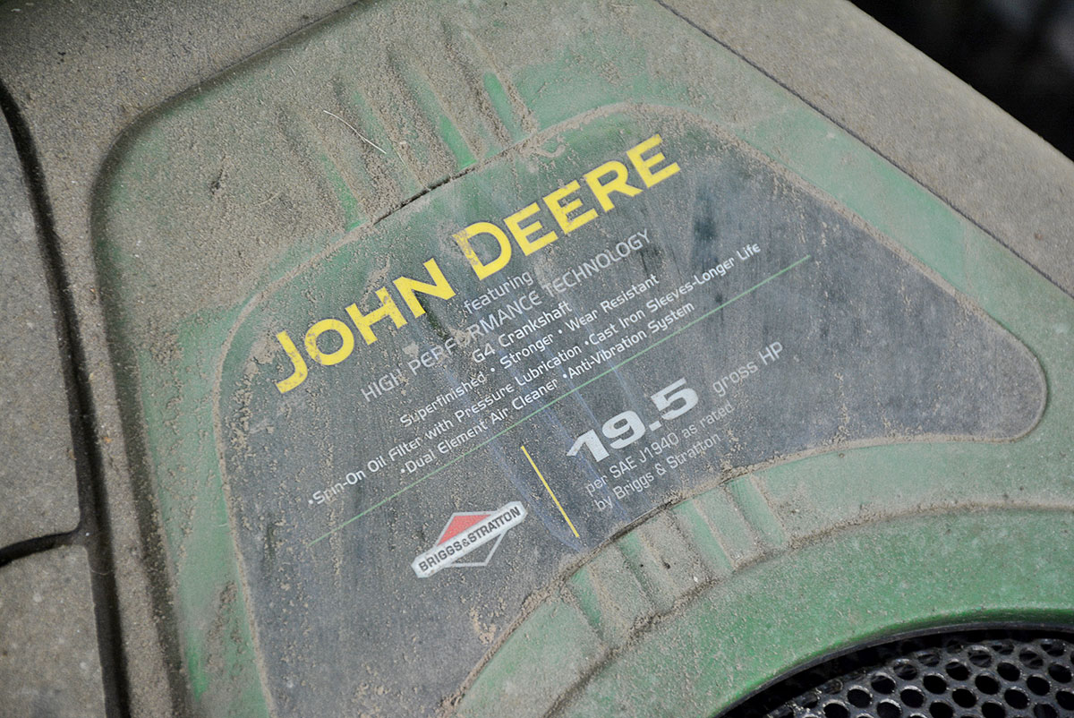 John Deere LA 105 Riding Lawn Mower