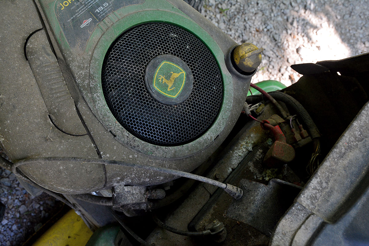 John Deere LA 105 Riding Lawn Mower